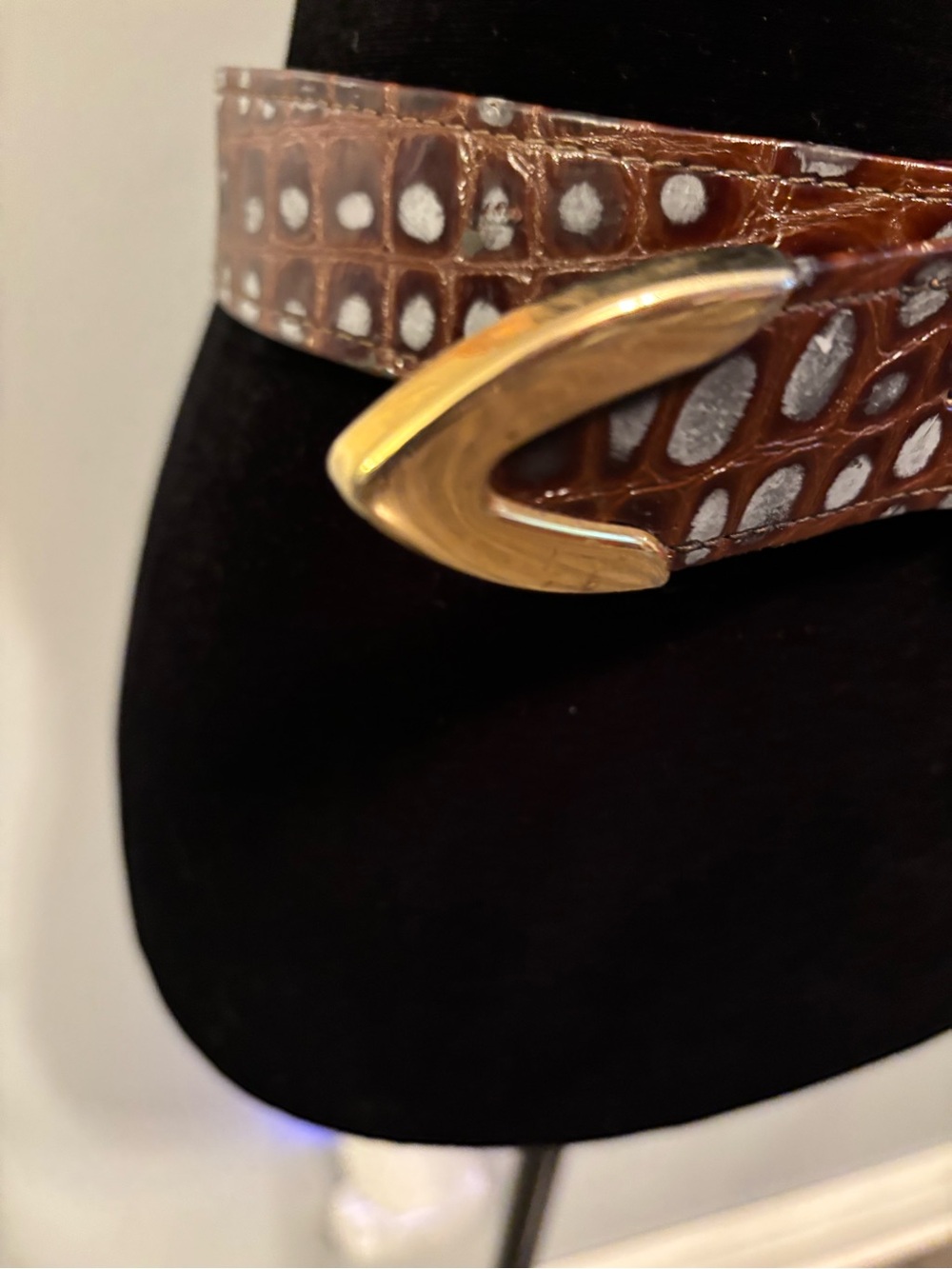 Cache St . Maarten Vintage Brown Croc-Embossed Belt with Gold-Tone Buckle - Picture 3 of 8